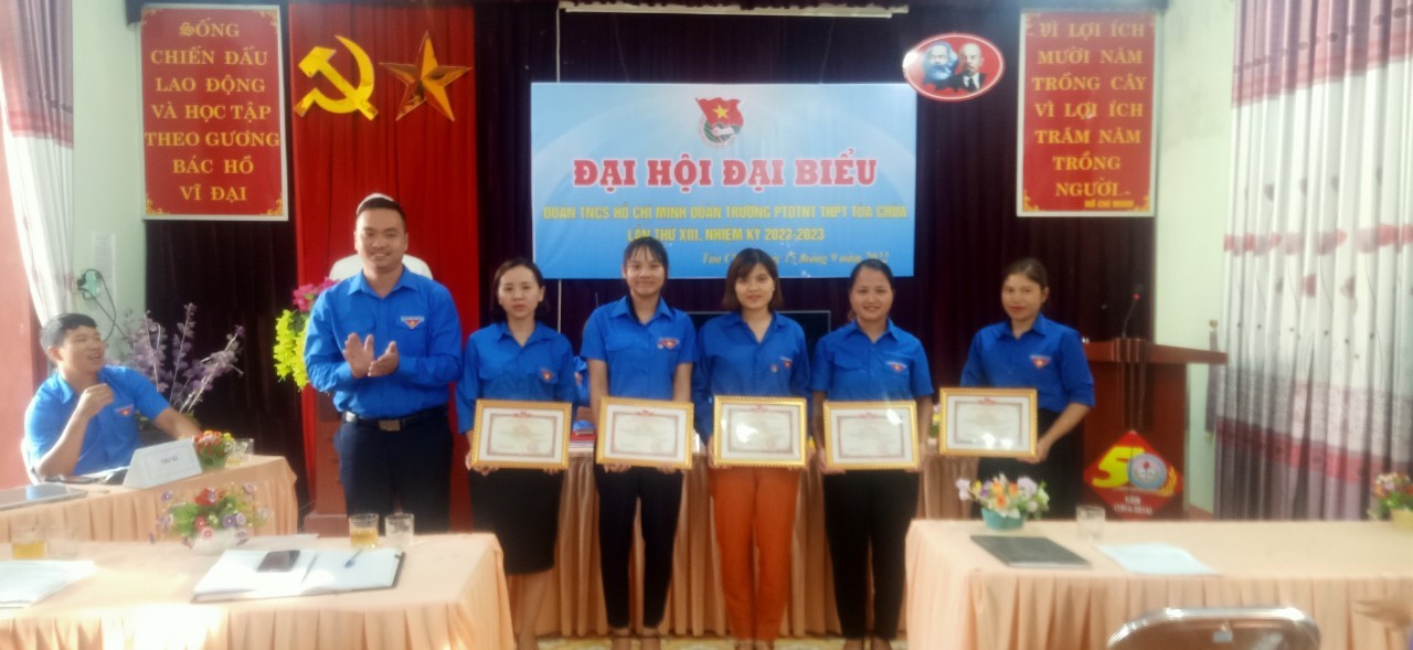 Các cá nhân nhận giấy khen của BTV huyện đoàn Tủa Chùa